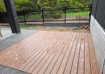 Low deck edge detail, no handrail
